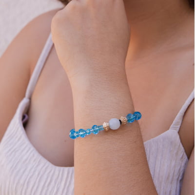 Pulseira bordada a mão com cristais azuis metais e pedra natural folheado em ouro 18k 402170000000017