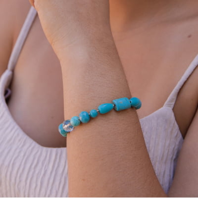 Pulseira bordada a mão com cristais azuis pedras naturais folheado em ouro 18k 402170000000019