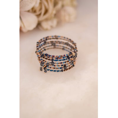 Pulseira bordada a mão com cristais e vidrilhos em tons de azul e nude,  folheado em ouro 18k