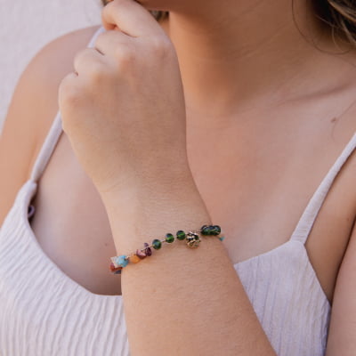 Pulseira bordada a mão com cristais e pedras naturais coloridas folheado em ouro 18k 402110000000056