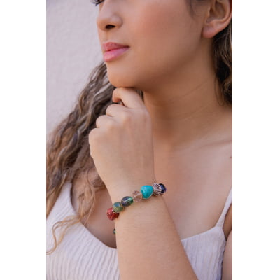 Pulseira bordada a mão com cristais, pedras naturais e resinas coloridas folheado em ouro 18k 402110000000052