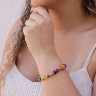 Pulseira bordada a mão com cristais, pedras naturais e resinas coloridas folheado em ouro 18k 402110000000058