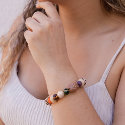 Pulseira bordada a mão com cristais, pedras naturais e resinas coloridas folheado em ouro 18k 402110000000060