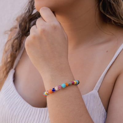 Pulseira bordada a mão com cristais, pedras naturais e resinas coloridas folheado em ouro 18k 402110000000063