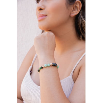 Pulseira bordada a mão com cristais verdes e metais folheado em ouro 18k 402150000000016 Pulseira bordada a mão com cristais verdes e metais folheado em ouro 18k 402150000000016