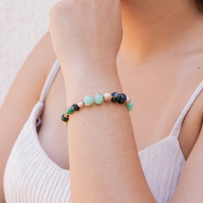 Pulseira bordada a mão com cristais verdes e metais folheado em ouro 18k 402150000000016 Pulseira bordada a mão com cristais verdes e metais folheado em ouro 18k 402150000000016