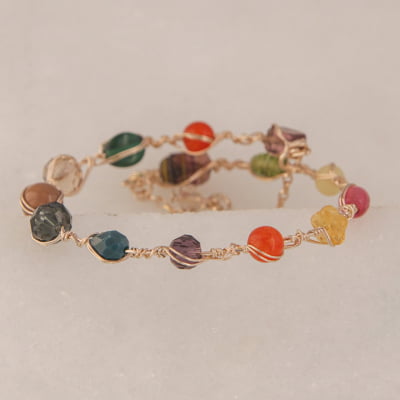 Pulseira bordada a mão com mix de cristais e muranos coloridos, folheado em ouro 18k