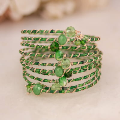 Pulseira com cristais e vidrilhos tons verdes folheado em ouro 18k 