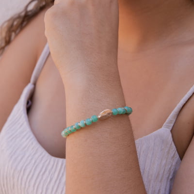 Pulseira bordada a mão com resinas azuis metais folheado em ouro 18k 402170000000018