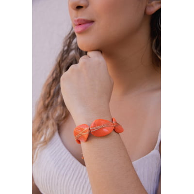 Pulseira bordada a mão com resinas laranja craquelada folheado em ouro 18k   402210000000003