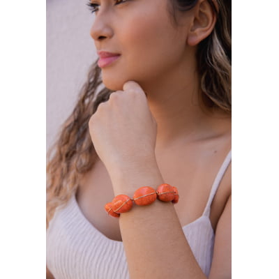 Pulseira bordada a mão com resinas laranja craquelada folheado em ouro 18k   402210000000005