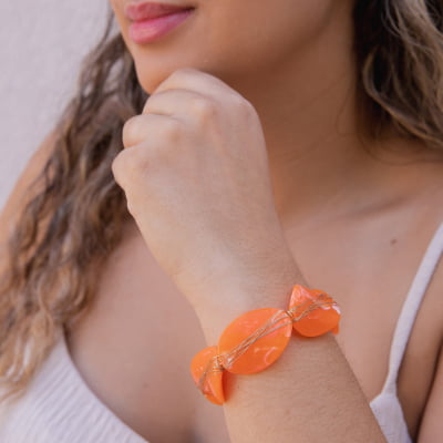 Pulseira bordada a mão com resinas laranja folheado em ouro 18k   402210000000006