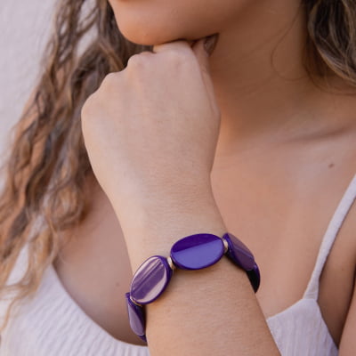 Pulseira bordada a mão com resinas roxas folheado em ouro 18k   402120000000004