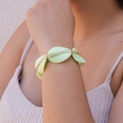 Pulseira bordada a mão com resinas verdes folheado em ouro 18k   402150000000013 Pulseira bordada a mão com resinas verdes folheado em ouro 18k   402150000000013