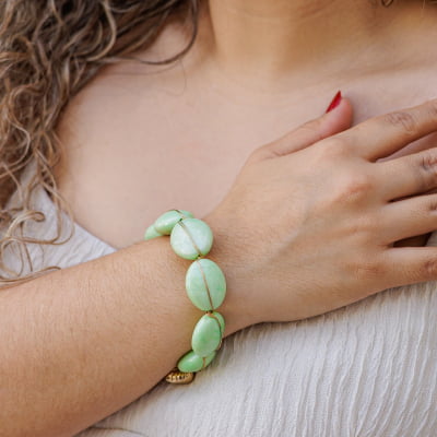 Pulseira bordada a mão com resinas verdes folheado em ouro 18k   402150000000014 Pulseira bordada a mão com resinas verdes folheado em ouro 18k   402150000000014