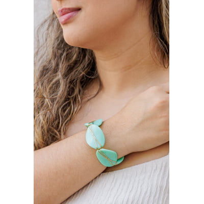 Pulseira bordada a mão com resinas verdes folheado em ouro 18k 402150000000015 Pulseira bordada a mão com resinas verdes folheado em ouro 18k 402150000000015