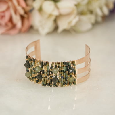 Bracelete com mix de vidrilhos em tons de verde militar folheado em ouro 18k  